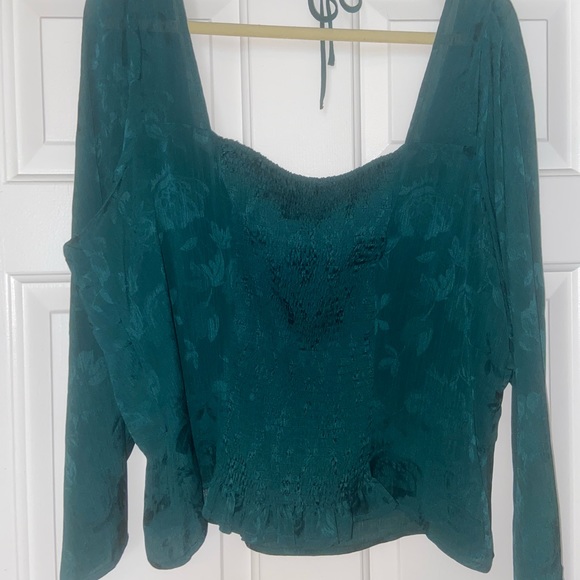 LEITH Elegant PLUS SIZE Crop-top Blouse - Picture 5 of 6